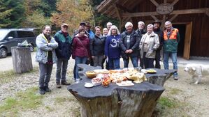 Die Wandergruppe des SPD-Ortsvereins vor der Grüthhütte (Foto: Ulli Hader)