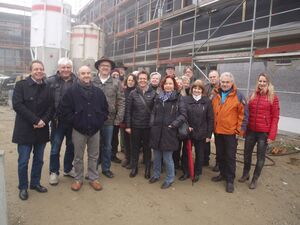 Die Besuchergruppe mit dem Architekten vor dem Neubau des Flüchtlingsheims (Foto: Ralf Göhrig)
